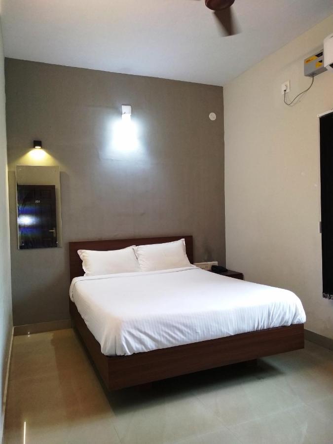 Aspire Maradu Hotel Kochi Exterior photo